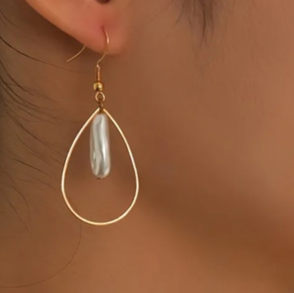 Pearl Hollow Water Drop Earrings  NWT  Fast Ship. Nice!